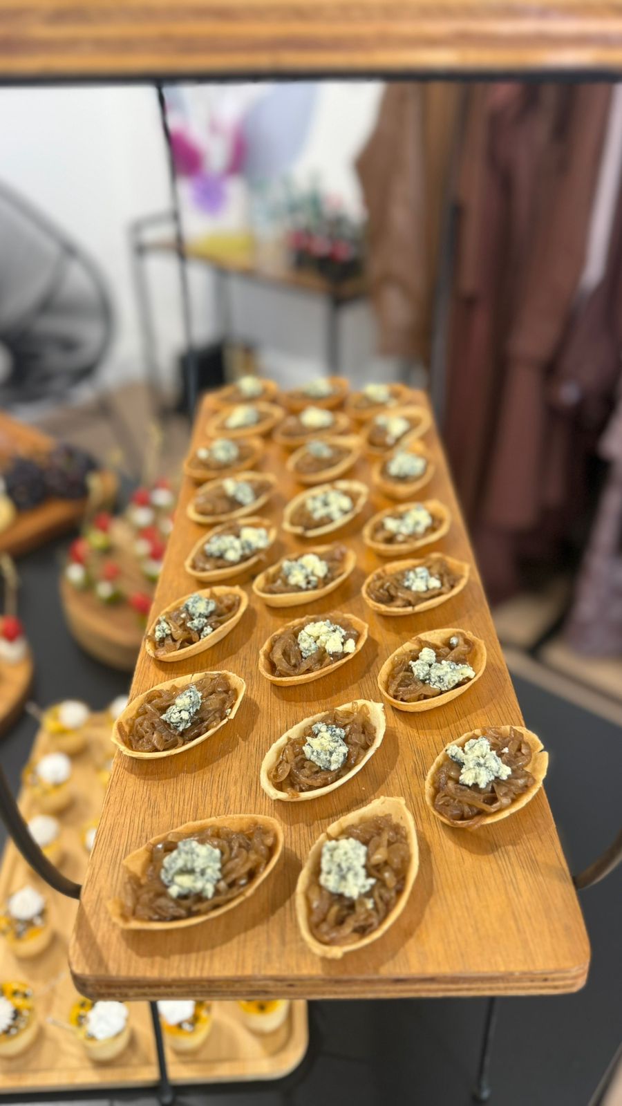 Barquetes de cebola caramelizada com gorgonzola