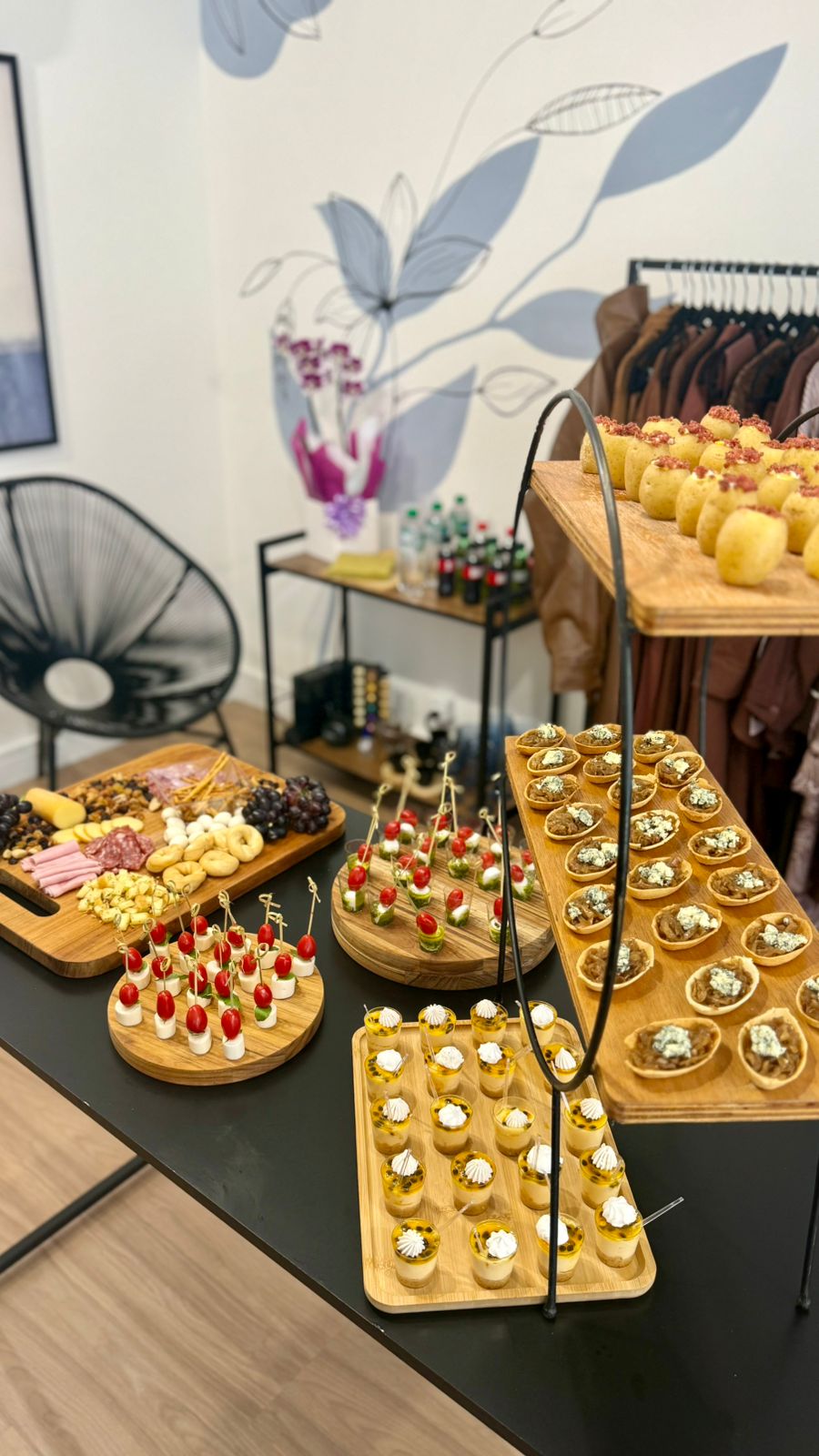 Mesa de finger foods montada para evento
