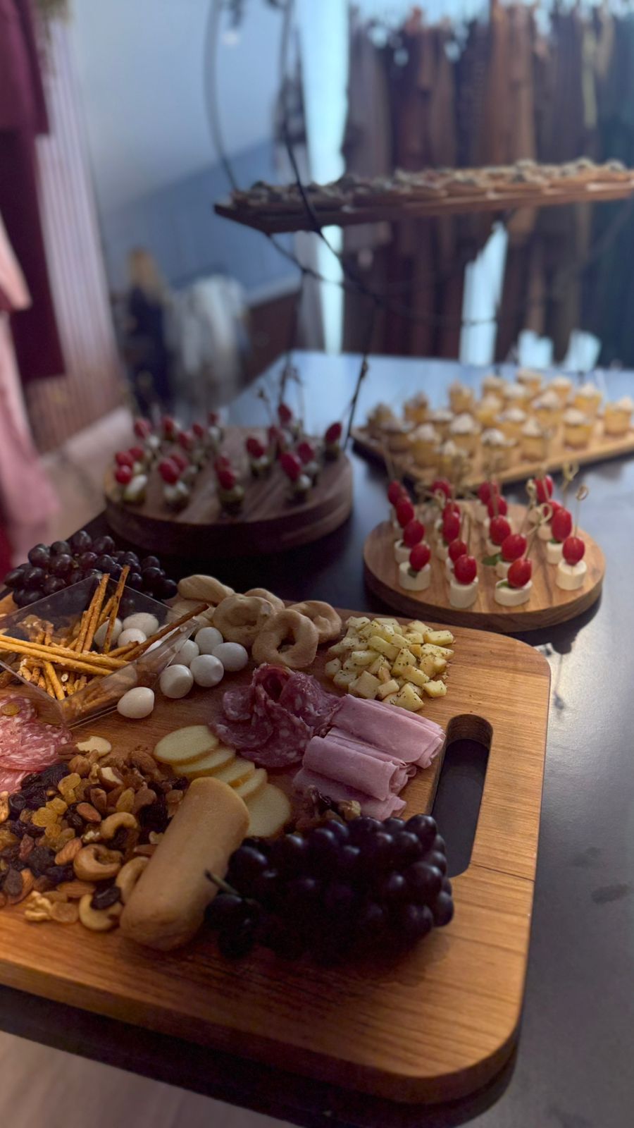 Mini porções elegantes em suportes de madeira